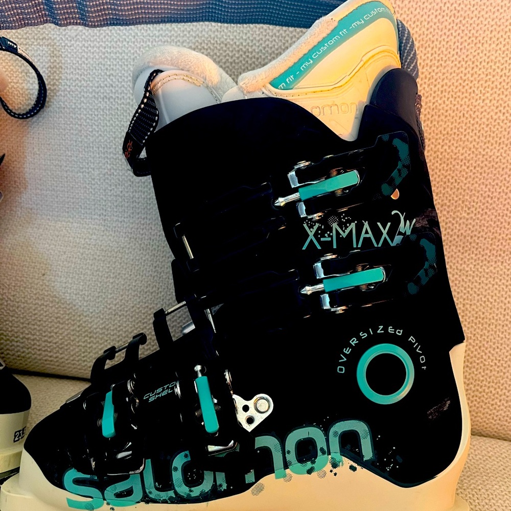 Salomon wome ski boots